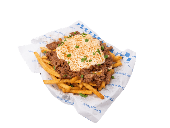 Porção de batatas fritas coberta com cupim desfiado e creme azedo, servida em papel